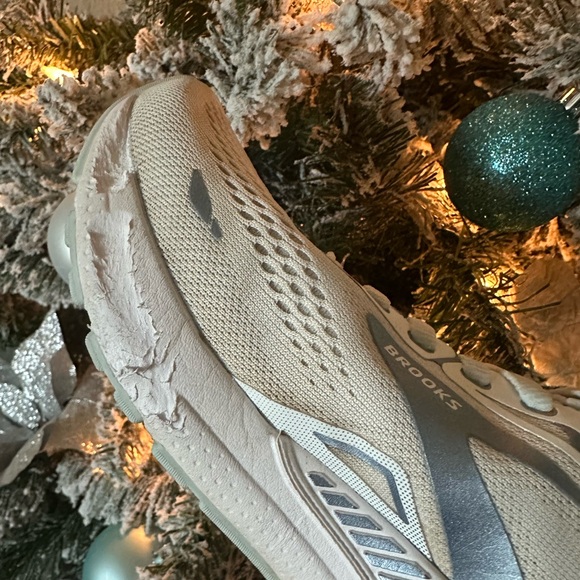 Used Brooks Adrenaline GTS 23 size 6.5 - Picture 5 of 6